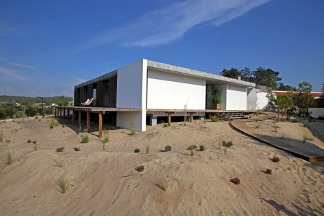 Минималистский дом с бассейном в Португалии