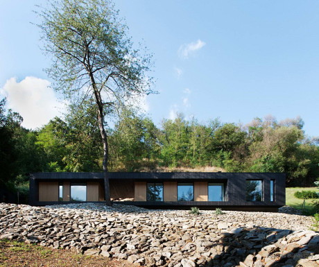 Дом на скалистом склоне в Венгрии