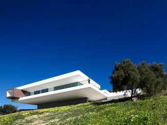 Минималистский дом на склоне в Португалии