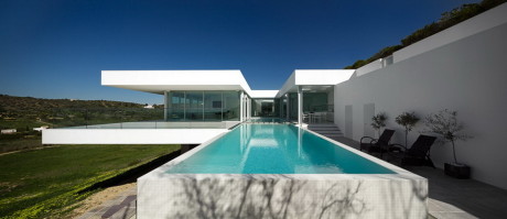 Вилла на откосе (Villa Escarpa) в Португалии от Mario Martins.