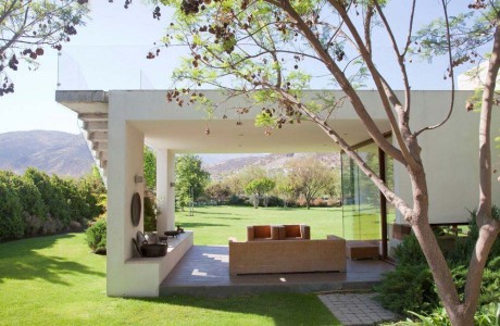 Дом у поля для гольфа (Casa Hacienda de Chicureo) в Чили от Raimundo Anguita.