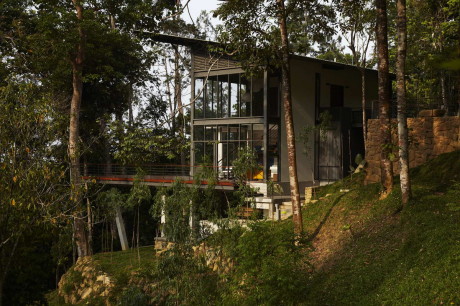 Стеклянный дом на лесном склоне в Малайзии