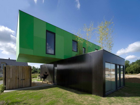 Экологичный дом из контейнеров (Eco-Friendly Crossbox House) во Франции от Clement Gillet Architectes.