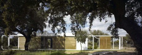 Дом в дубовой роще (House in an Oak Grove) в Испании от Murado & Elvira Arquitectos.