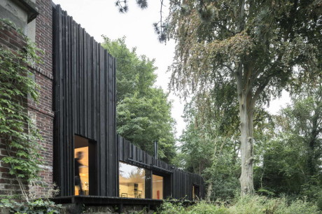 Чёрный деревянный дом (Black Wood House) во Франции от Marchi Architects.