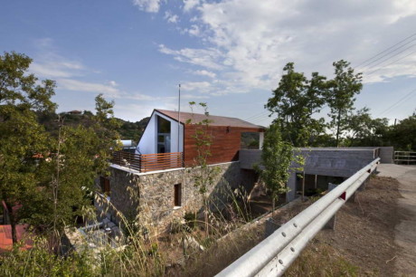 Дом с деревянной кожей (House with a wooden skin) на Кипре от VARDAstudio.