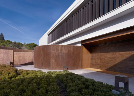 Дом в Ла Моралеха (House in La Moraleja) в Испании от DHAL & GHG Architects.