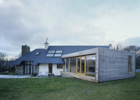 Дополнение к коттеджу (Plug-in Cottage) в Ирландии от MacGabhann Architects.