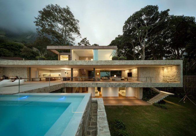 Дом у горы в Бразилии