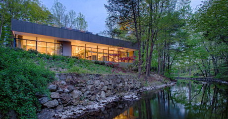 Лесной дом у реки в США