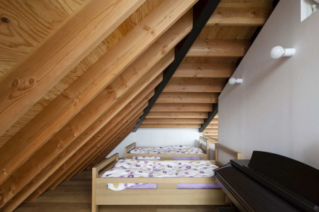 Дом с большим шатром (House with a Large Hipped Roof) в Японии от Naoi Architecture & Design Office.