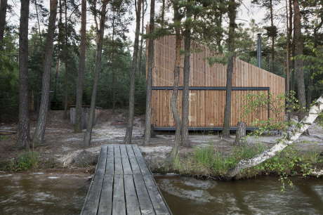 Домик у озера (Lake Cabin) в Чехии от FAM Architekti и Feilden+Mawson.