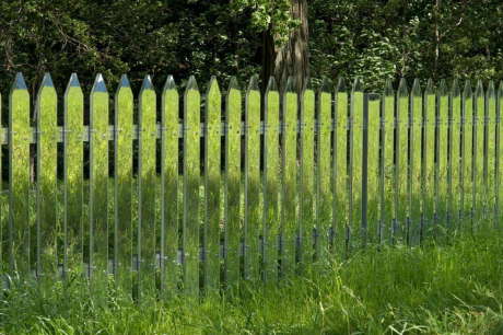 Зеркальный забор (Mirror Fence) в США, от Alyson Shotz.