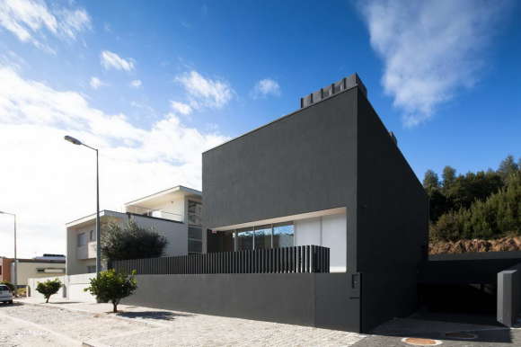 Чёрный дом в Португалии