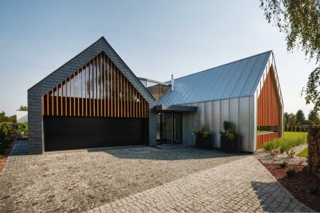 Дом «Два сарая» (Two Barns House) в Польше от RS+.