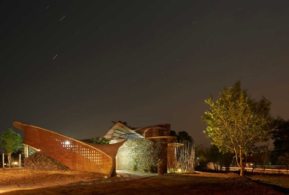 Кирпичный Дом (Brick House) в Индии от iSTUDIO Architecture.