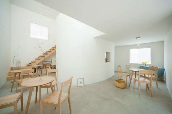 Дом с кафе (Ufukafe) в Японии от Flat House.