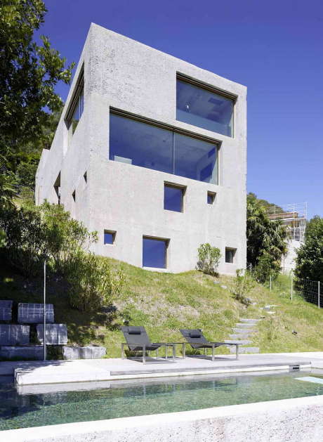 Дом в Бриссаго (House in Brissago) в Швейцарии от Wespi de Meuron Romeo architects.