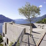 Бетонный дом на склоне в Швейцарии