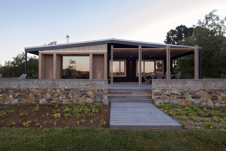 Дом с цоколем (Plinth House) в Австралии от Luke Stanley Architects.