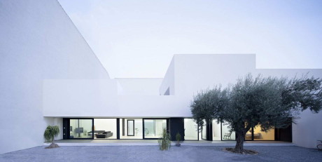 Дом с садом (Single Family House with Garden) в Испании от DTR_Studio Arquitectos.