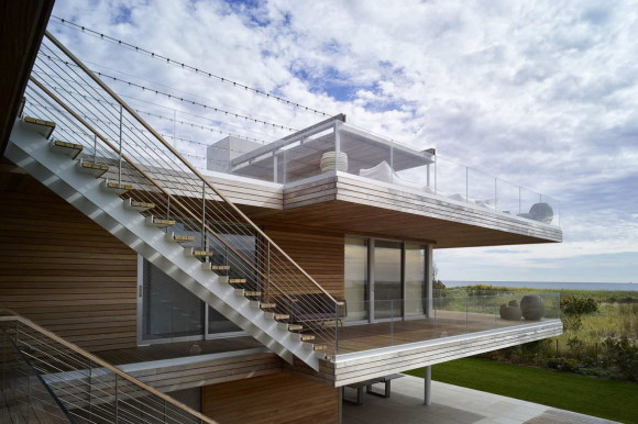 Дом с палубой у океана (Ocean Deck House) в США от Stelle Lomont Rouhani Architects.