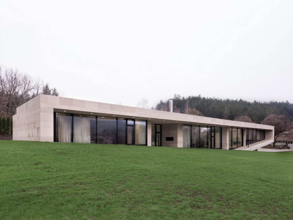 Длинный дом (Slight Slope Long House) в Болгарии от I/O Architects.