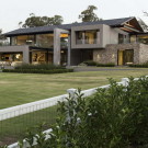 Дом в Блэр Атолл (House in Blair Athol) в Южной Африке от Nico Van Der Meulen Architects.