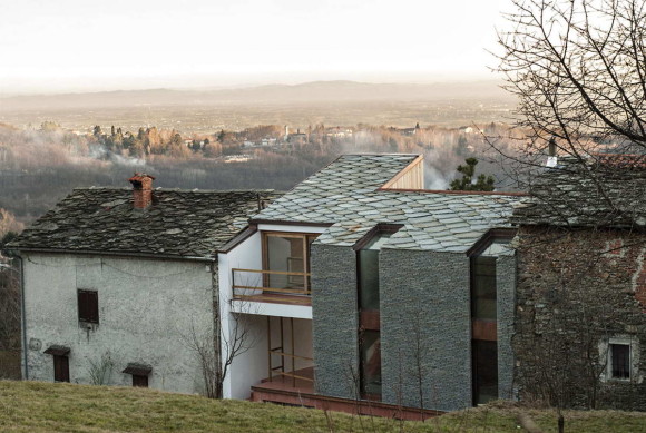 Дом в альпийских предгорьях (Alpine Foothills House) в Италии от deamicisarchitetti.