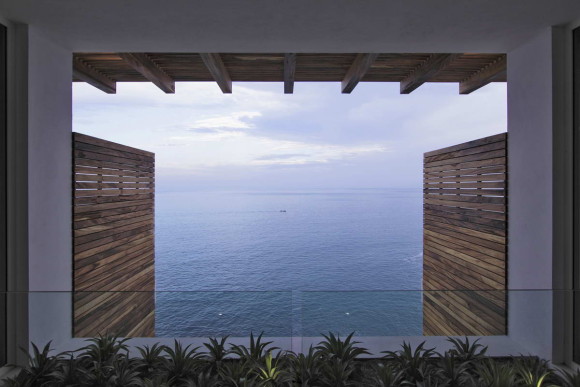 Дом на склоне у океана в Мексике