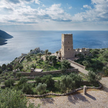 Каменный дом-башня в Греции