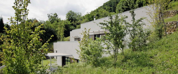 Дом под землёй (Casa Semi-Ipogea) в Италии от Dario Scanavacca Architetto.