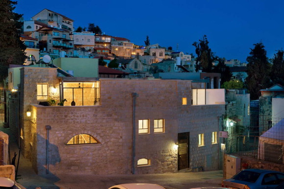 Преобразование каменного дома (Stone House Conversion) в Израиле от Henkin Shavit Architecture & Design.