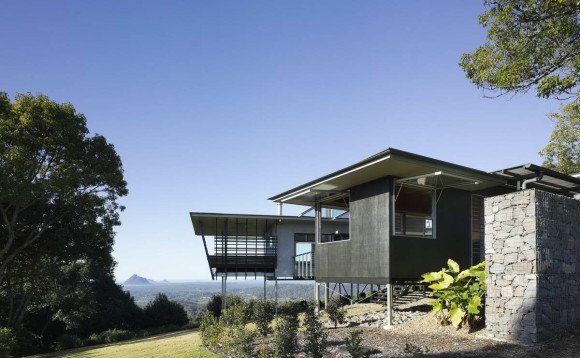 Стеклянный дом на горе (Glass House Mountains House) в Австралии от Bark Design Architects.