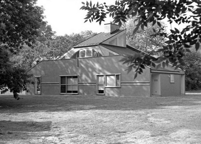 Дом Ванна Вентури (Vanna Venturi House) в США от Robert Venturi.