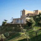 Каменный дом на склоне в Италии