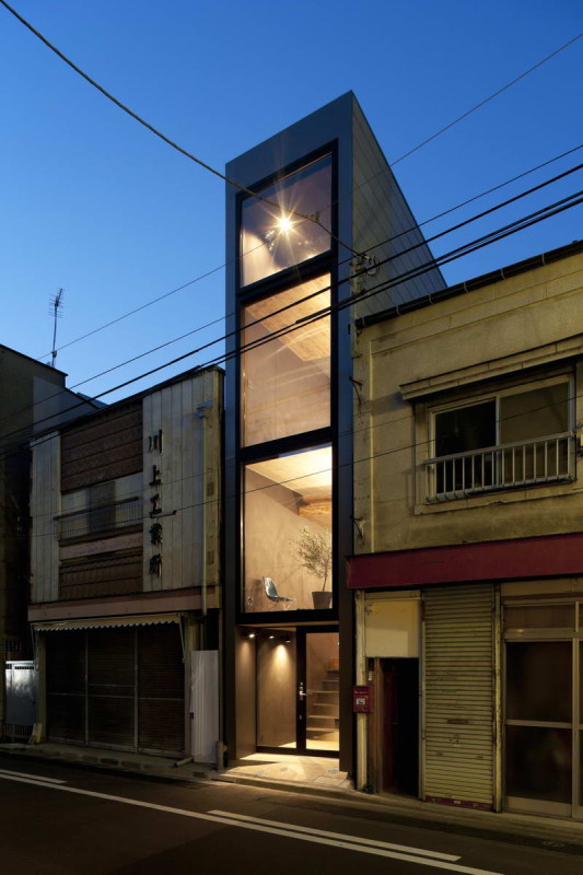Дом шириной 1,8 метра (1.8 M Width House) в Японии от YUUA Architects and Associates.