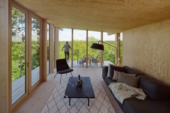 Стеклянный дом на склоне в Швеции
