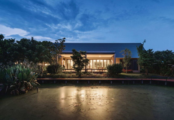 Дом Треугольник (Triangle House) в Таиланде от Phongphat Ueasangkhomset.
