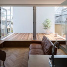 Маленький дом с большой террасой (Little House Big Terrace) в Японии от Takuro Yamamoto Architects.