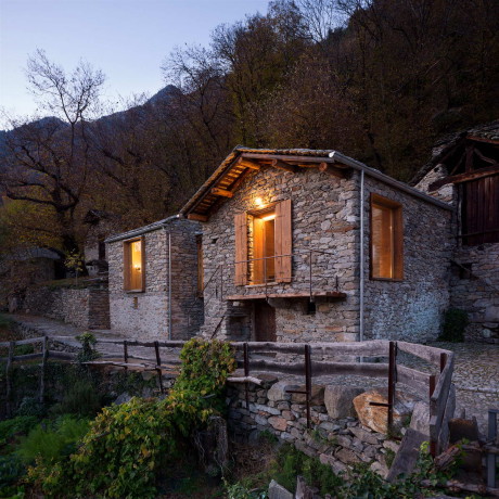 Каменный дом в горах (Mountain Stone House) в Италии от Vudafieri Saverino Partners.