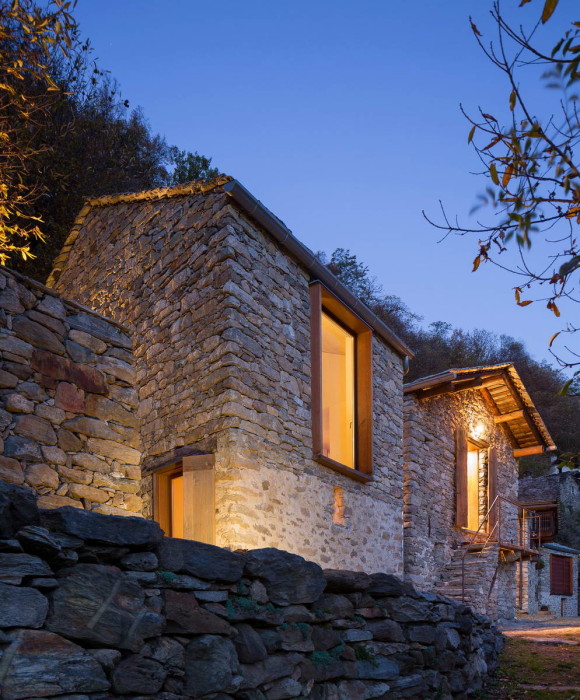 Каменный дом в горах (Mountain Stone House) в Италии от Vudafieri Saverino Partners.