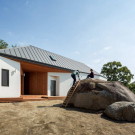 Дом у камня (Rock House) в Южной Корее от B.U.S Architecture.