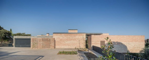Односемейный кирпичный дом (Single-Family Brick House) в Испании от Mariano Molina.