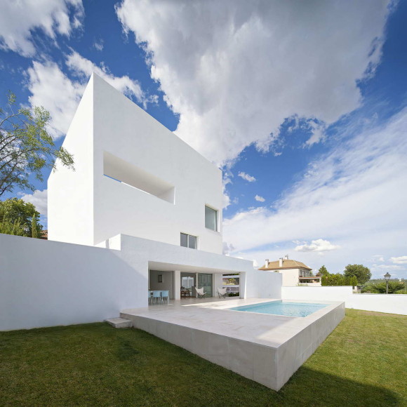 Белый минималистский дом в Испании