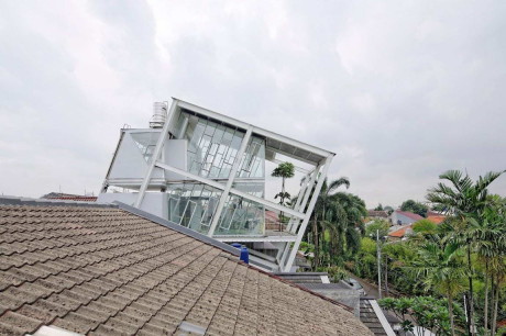 Наклонный дом из стекла и металла в Индонезии