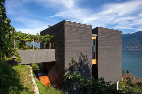 Ещё три деревянных загородных дома с плоской крышей, выполненные в модернистской стилистике.
