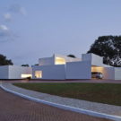Дом Миглиари Гимарайнш (Casa Migliari Guimaraes) в Бразилии от Daniel Mangabeira, Henrique Coutinho, Matheus Seco и Rodrigo Scheel.