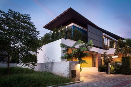 Два дома (Two Houses at Nichada) в Таиланде от Alkhemist Architects.