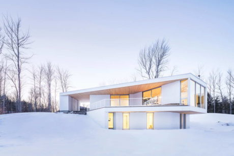 Белый дом на склоне в Канаде